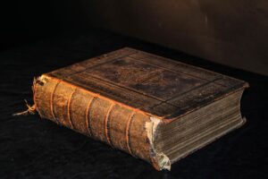 Libro antiguo abierto sobre una mesa, evocando la tradición milenaria de la Cábala