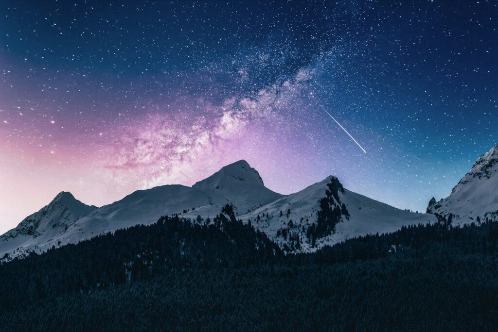 Cielo estrellado sobre las montañas de noche, momento para la oración de la noche antes de dormir