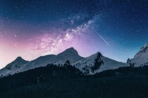 Cielo estrellado sobre las montañas de noche, momento para la oración de la noche antes de dormir